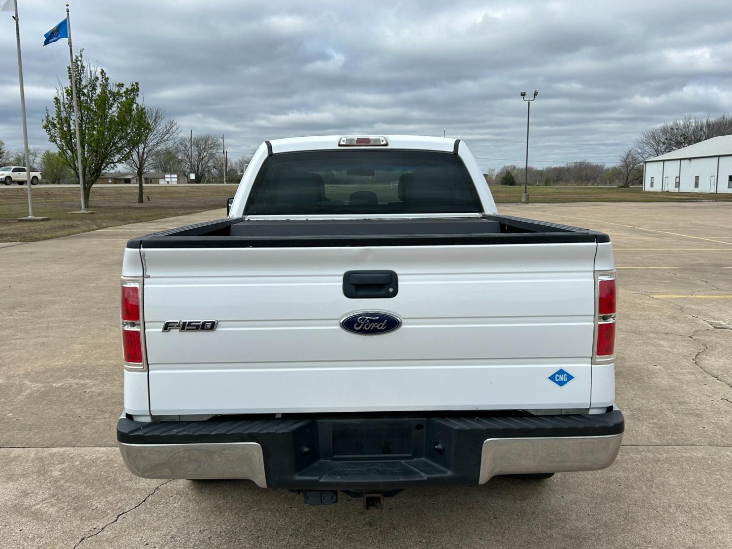 2014 White /Gray Ford F-150 (1FTEX1CMXEK) with an 3.7L V6 DOHC 24V engine, 6-Speed Automatic transmission, located at 17760 Hwy 62, Morris, OK, 74445, (918) 733-4887, 35.609104, -95.877060 - 2014 FORD F-150 XL SUPERCAB 6.5-ft. BED 2WD 3.7L V6 FEATURES KEYLESS REMOTE ENTRY, POWER LOCKS, POWER WINDOWS, AM/FM STEREO, SIRIUS XM STEREO, CD PLAYER, AUXILLARY PORT, HANDS-FREE BLUETOOTH CALLING, CRUISE CONTROL, TRACTION CONTROL, MULTI-FUNCTIONING STEERING WHEEL CONTROLS. HAS 175,444 MILES WITH - Photo#5